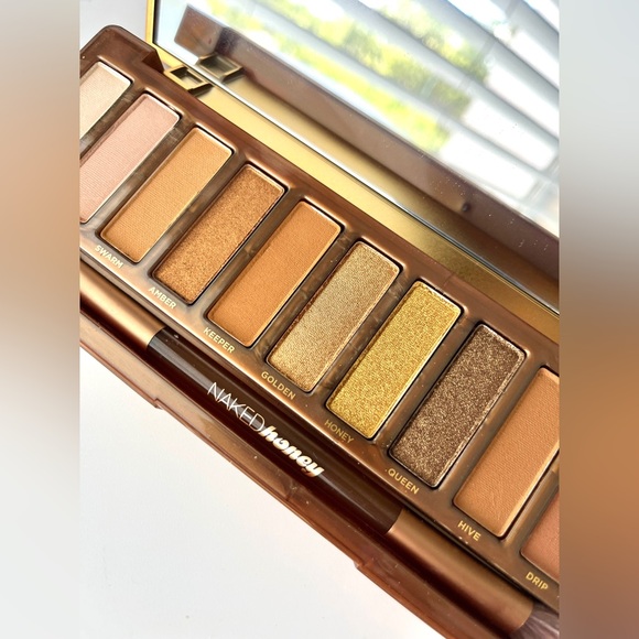 Naked Brown Color Pallet - Picture 3 of 3